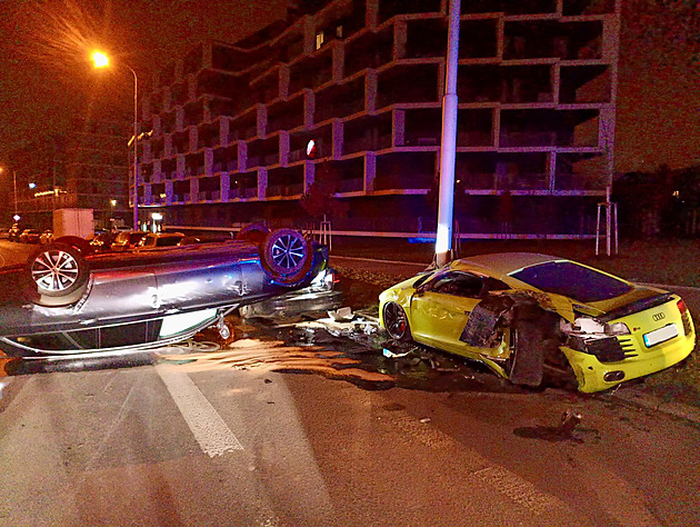 Řidič naboural do zaparkovaných vozů, jedno z nich bylo auto za miliony
