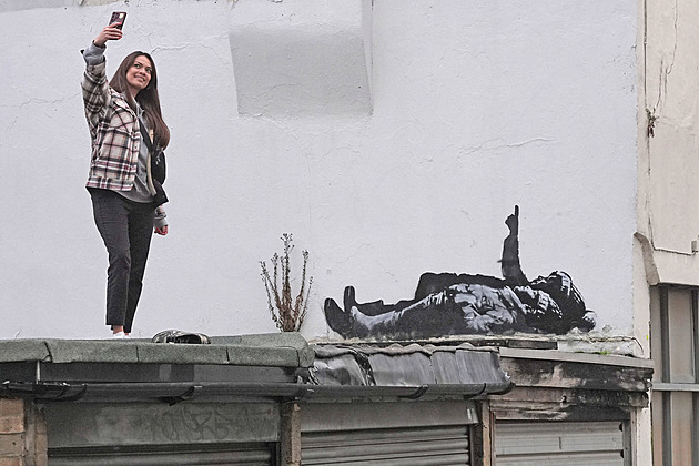 Děti bez domova leží na zemi a zírají ke hvězdám. Banksy potvrdil novou tvorbu