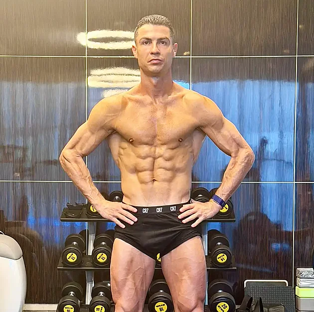 Ronaldo po sauně ukázal vypracovanou postavu. Zareagoval i miliardář Musk