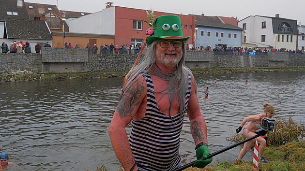 Řekou v centru Třebíče plavali „lední medvědi“. Užili si i vířivku pod jezem