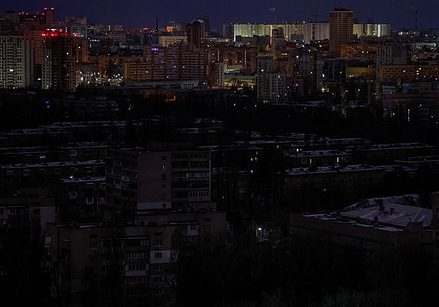 Ukrajinci mají po ruských útocích opět elektřinu, v nouzi se ocitl milion domácností