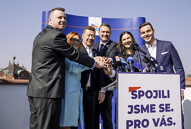 OBRAZEM: Babišovy slzy i Zemanův polibek smrti. Nejlepší politické fotky roku