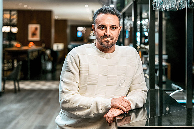 Slovensko je jako z Hunger Games. Píšu i díky němu, říká britský spisovatel Bryndza