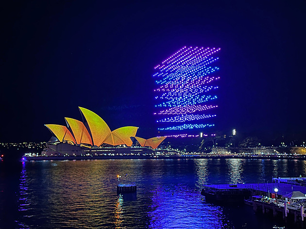 Velká dronová revoluce. Mají válčit samy, nahradit rachejtle, umývače oken i pošťáky