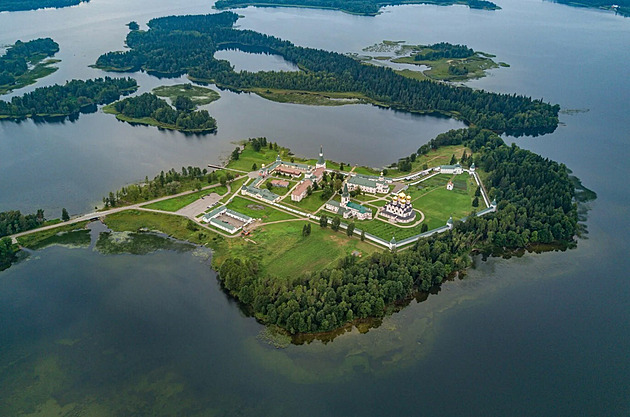 Rusové ukázali dron, který prý mířil na Putinovu rezidenci. Přidali i „mapu náletu“