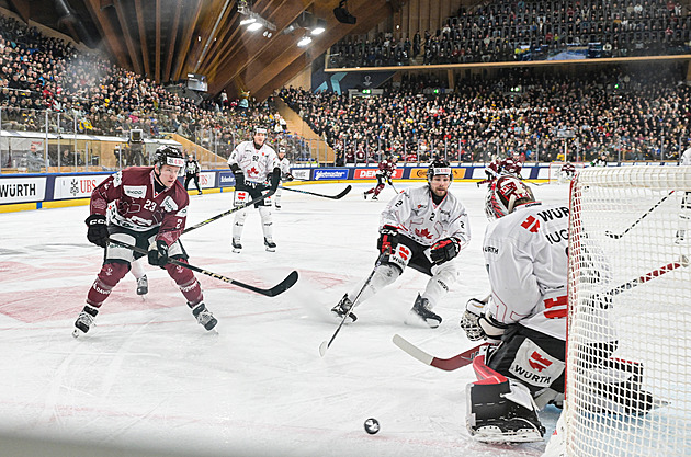 ONLINE: Sparta hraje semifinále Spengler Cupu, poradí si s univerzitním výběrem?