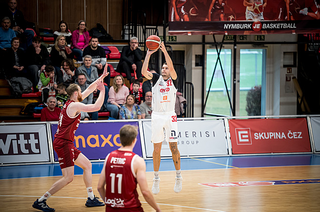 Manžel paní Nežádoucí. Pohodu na Labi nahradilo drama, teď se Shumate hledá