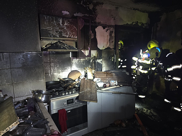 Noční požár v Liberci. Sedm zraněných, hasiči zachraňovali lidi přes balkon