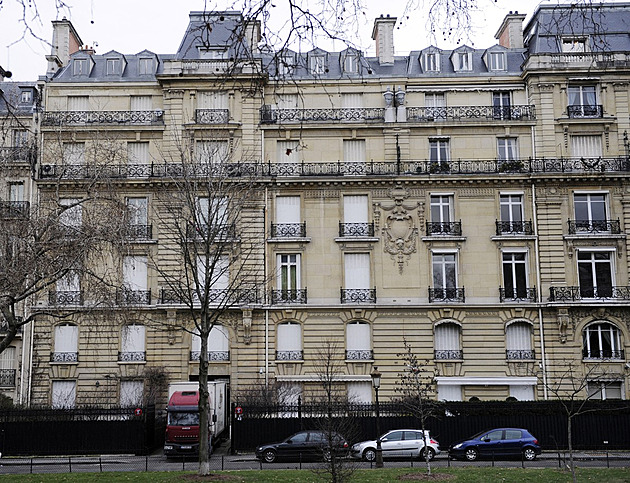 Playboy milující luxus a Jacksona. Syna afrického vládce si předchází USA i Rusko