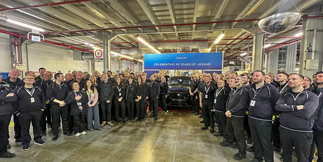 Jaguar oslavil devadesátiny na dně bazénu. Doslova i obrazně