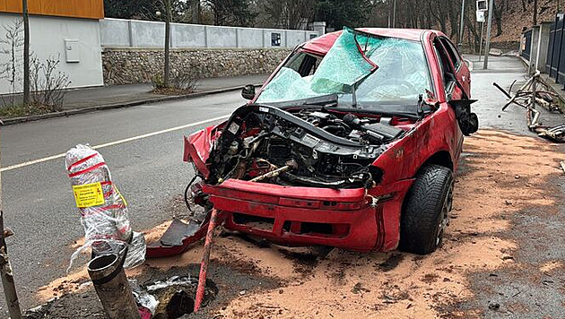Opilý řidič prorazil v Hrdlořezích plot školy. Nadýchal přes 1,5 promile
