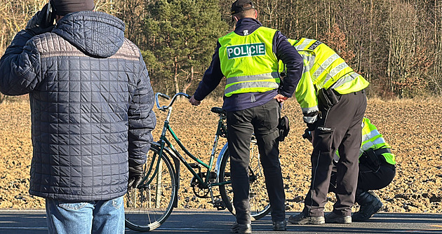 Cyklista zemřel po srážce s autem. Řidič vozu z místa ujel, hledá ho policie