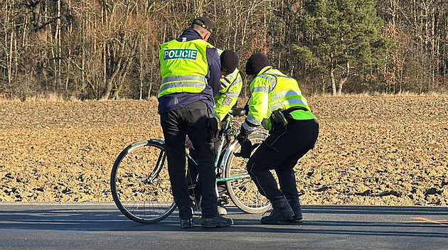 Při odbočování na cyklostezku se střetl s autem. Cyklista je v kritickém stavu