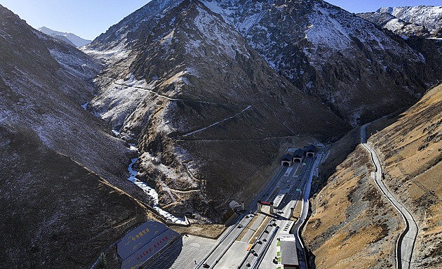 Čína otevřela nejdelší dálniční tunel na světě, protnul pohoří Ťan-šan