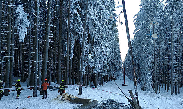 Na Kleti spadl strom na lanovku. Nebyla ještě v provozu, nikomu se nic nestalo