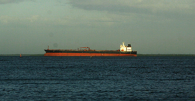 Američané v Karibiku stíhají vzpurný tanker, posádka namalovala ruskou vlajku