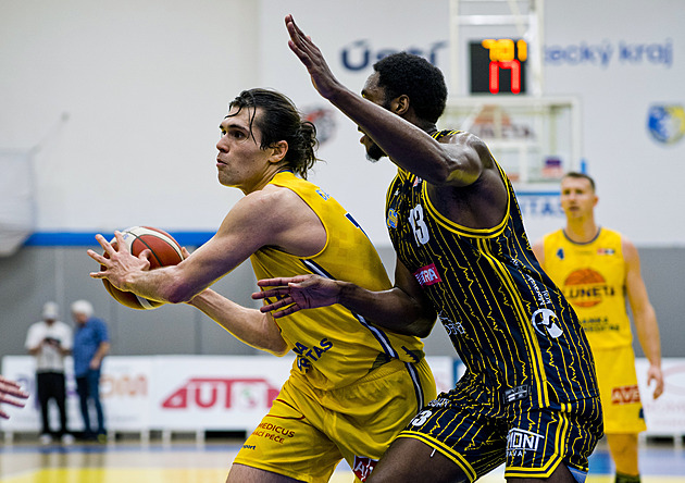 Levné pivo, kouzelné Vánoce. Česko miluji, září novozélandský basketbalista
