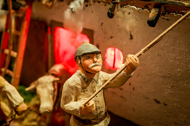 OBRAZEM: Sto padesát postaviček, hrad i koněspřežka. To je Rouhův betlém