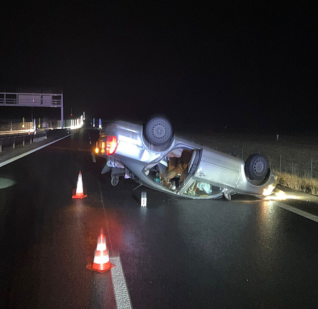 Nehoda tří aut uzavřela dálnici D4 u Písku. Policie hlásí jedno zranění