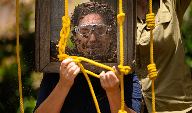 Kelly Brooková předvádí v reality show z džungle odvahu i své výrazné přednosti