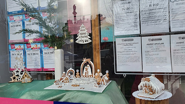 Jesličky za okny i ve výlohách. Z covidové nouze se stala nová tradice