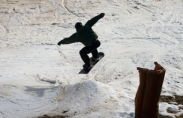Umělý sníh i přes inverzi na sjezdovkách drží, ceny skipasů jdou dolů