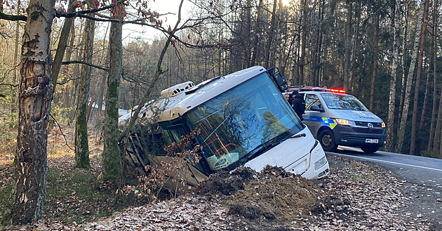 Opilý a zdrogovaný muž ukradl autobus, skončil s ním v příkopu
