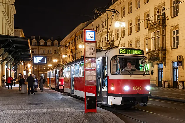 Noční tramvaje pojedou na Silvestra co 15 minut, metro a autobusy i ve dvě ráno