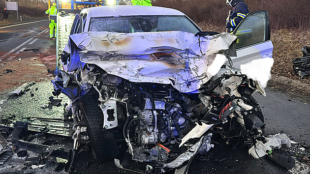 U Bystřice na Benešovsku se srazilo osobní a nákladní auto, jeden člověk zemřel