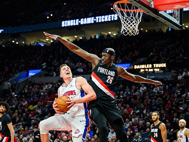 Portlandsk� dlouh�n Duop Reath (vpravo) se sna�� zblokovat pokus detroitsk�ho...