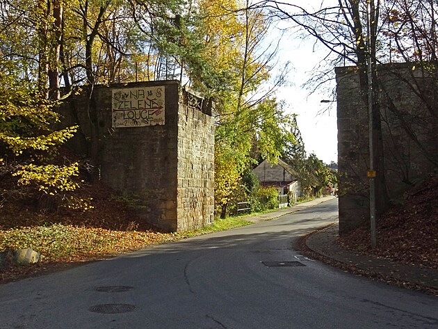 Torzo ocelového mostu přes ulici K zelené louce v plzeňské části Valcha. GPS:...