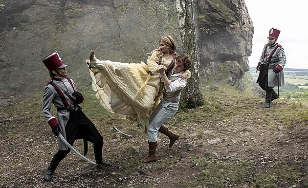 Sofie Anna Švehlíková a Oskar Hes v pohádce Záhada strašidelného zámku (2025)