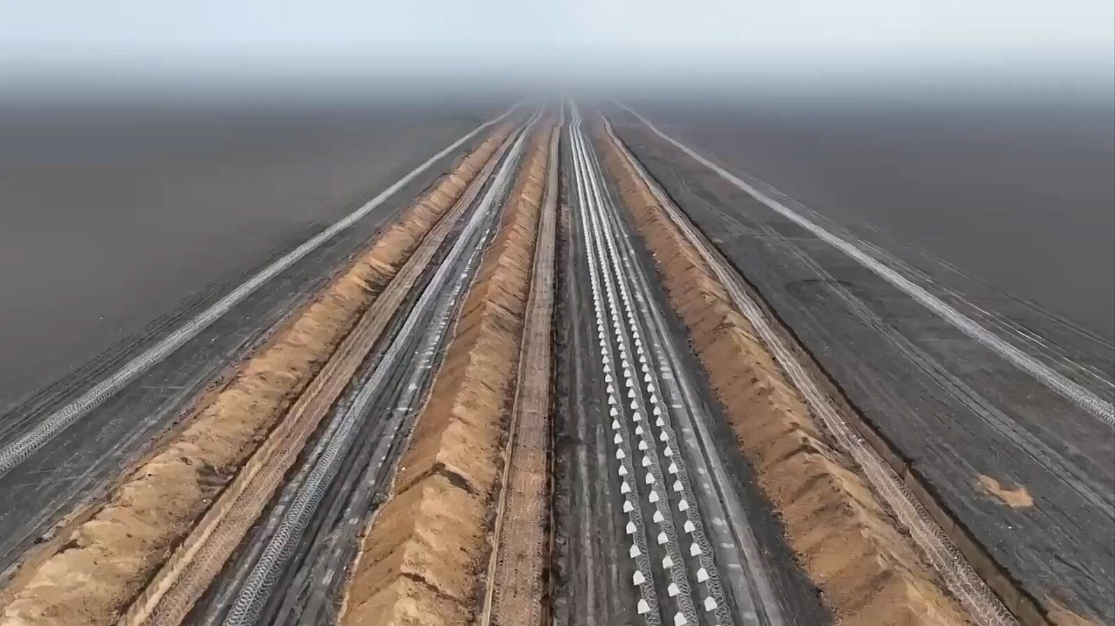 VIDEO: Protitankové příkopy i dračí zuby. Ukrajinci ukázali opevnění v Záporoží