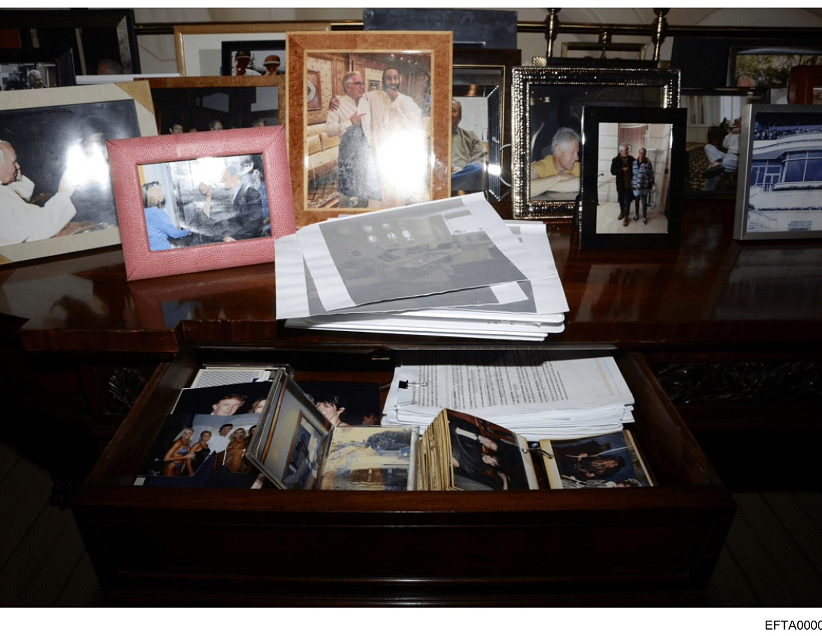 Ministerstvo vymazalo z Epsteinových spisů fotku s Trumpem. Po kritice ji vrátilo