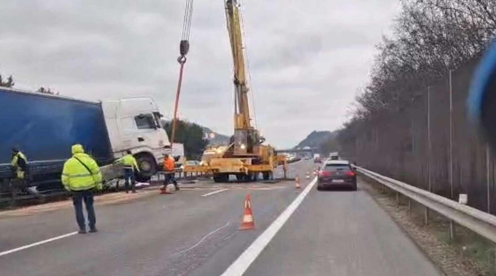 Další nehoda na D5. Havarovaný kamion zablokoval oba pruhy, omezuje i protisměr