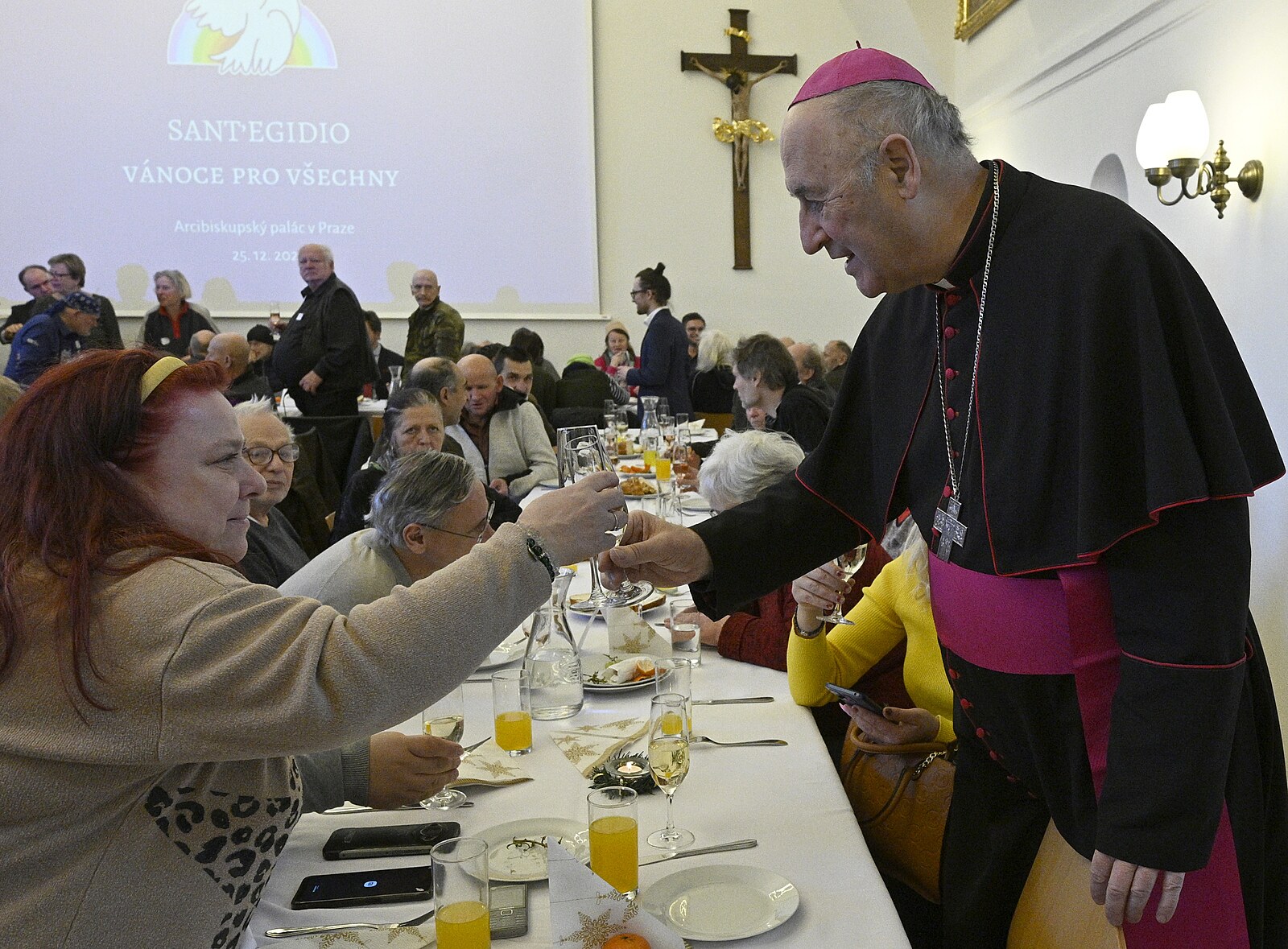 Tradiční oběd pro lidi v nouzi. Bezdomovci i senioři dostali kachnu a dárek