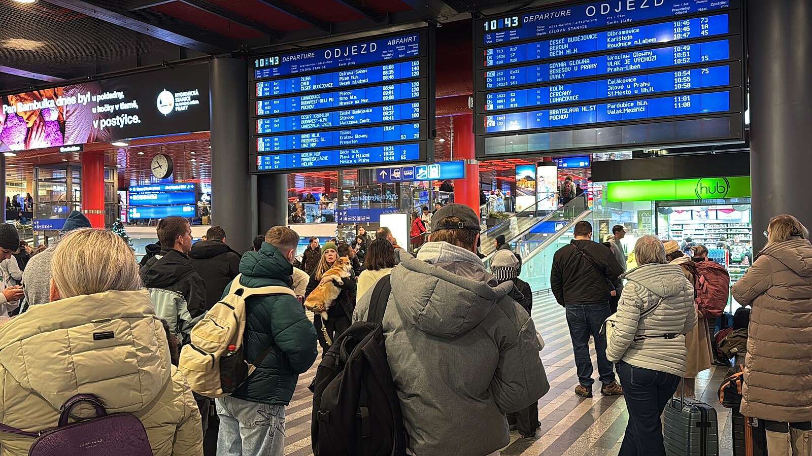 Porucha trakčního vedení komplikuje provoz vlaků v Praze, nabírají zpoždění