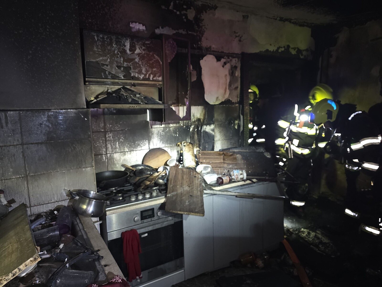 Noční požár v Liberci. Sedm zraněných, hasiči zachraňovali lidi přes balkon