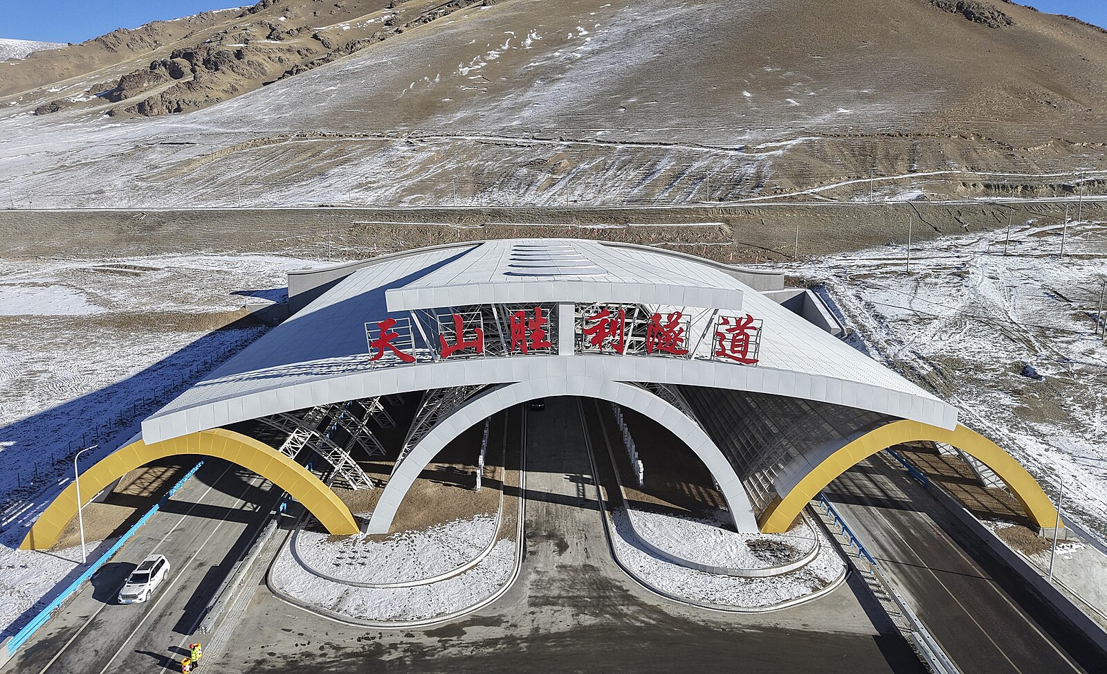 Čína otevřela nejdelší dálniční tunel na světě, protnul pohoří Ťan-šan