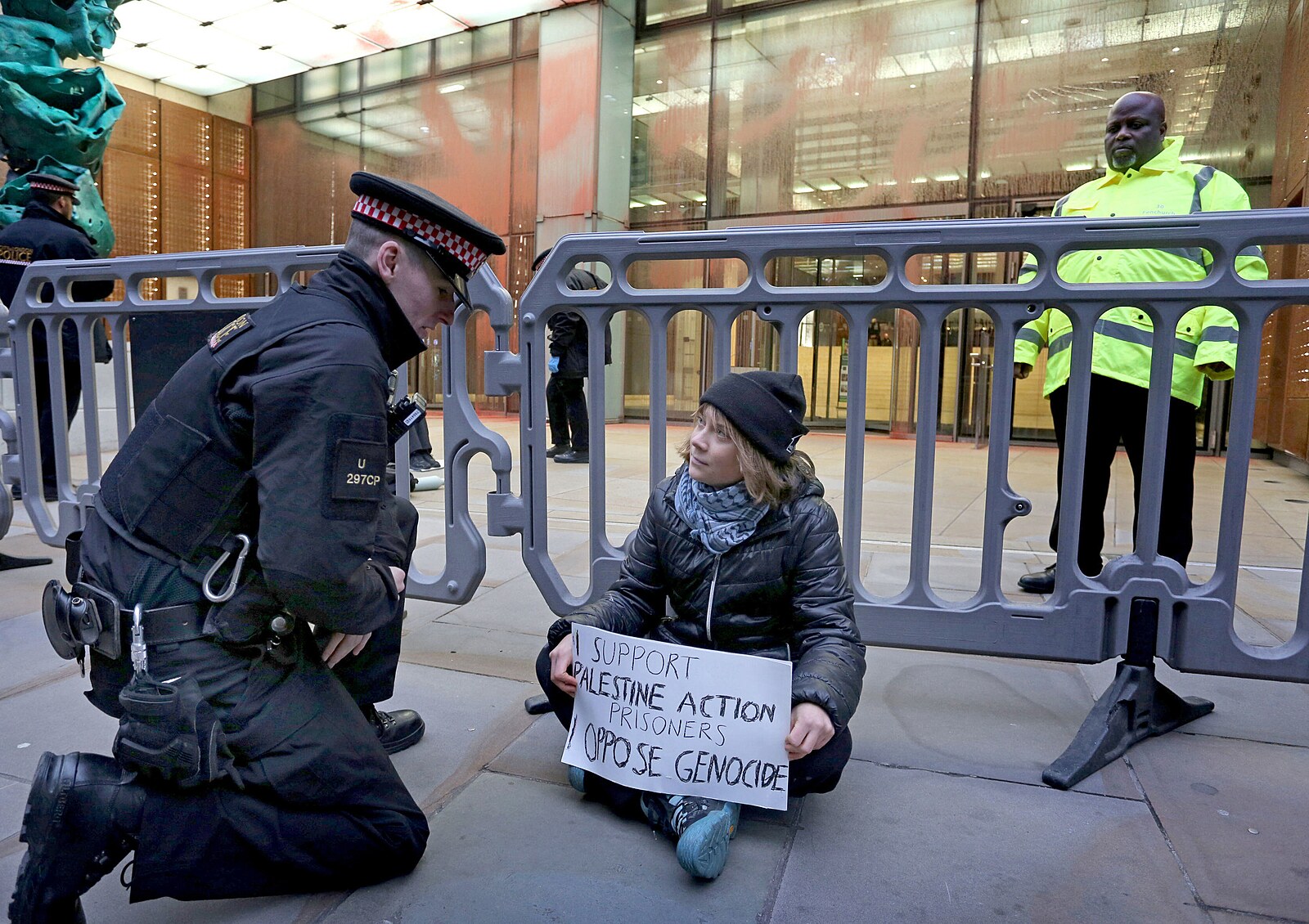 Policie zadržela Gretu Thunbergovou v Londýně za propagaci teroristické organizace