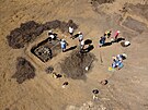 Archeologov� prov�d� v N�m�ic�ch nad Hanou v�zkum poh�ebi�t� ze star�� doby...