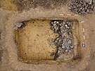 V minulosti prozkouman� komorov� hrob se zbytky kamenn�ho z�valu.