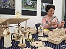 Marie Bil�kov� z Babic ve Slov�ck�m muzeu v Uhersk�m Hradi�ti p�edv�d� v�robu...