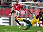 Egyptský kapitán Mohamed Salah �elí tvrdému zákroku Teboha Mokoeny z JAR.