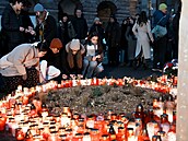 Lidé p�i�li uctít památku druhého výro�í st�elby na Filozofické fakult�...