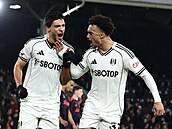 Raúl Jiménez a Antonee Robinson z Fulhamu slaví gól proti Nottinghamu.