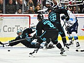 Karlovarský branká� Daniel Král se sna�í zasáhnout v zápase s Libercem.