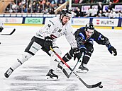 Spar�an Filip Chlapík si vede kotou� v utkání s Fribourgem.