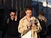 Lidé krá�ející po ulici v Moskv� (24. kv�tna 2025)