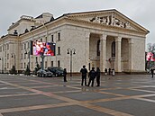Pohled na Mariupolské divadlo, které poprvé po více ne� t�ech letech znovu...